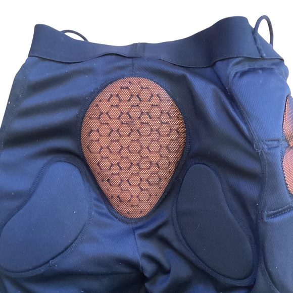 Burton RED Padded Shorts Sports - Youth Small 2010 - Picture 7 of 15